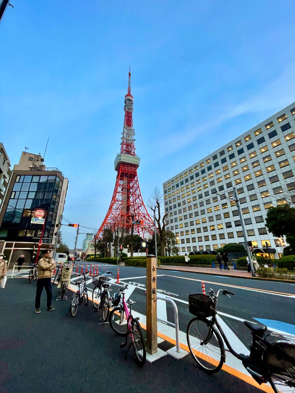 Tokyo Tower: Über den Dächern der Stadt – Ein Blick auf Japans Wahrzeichen